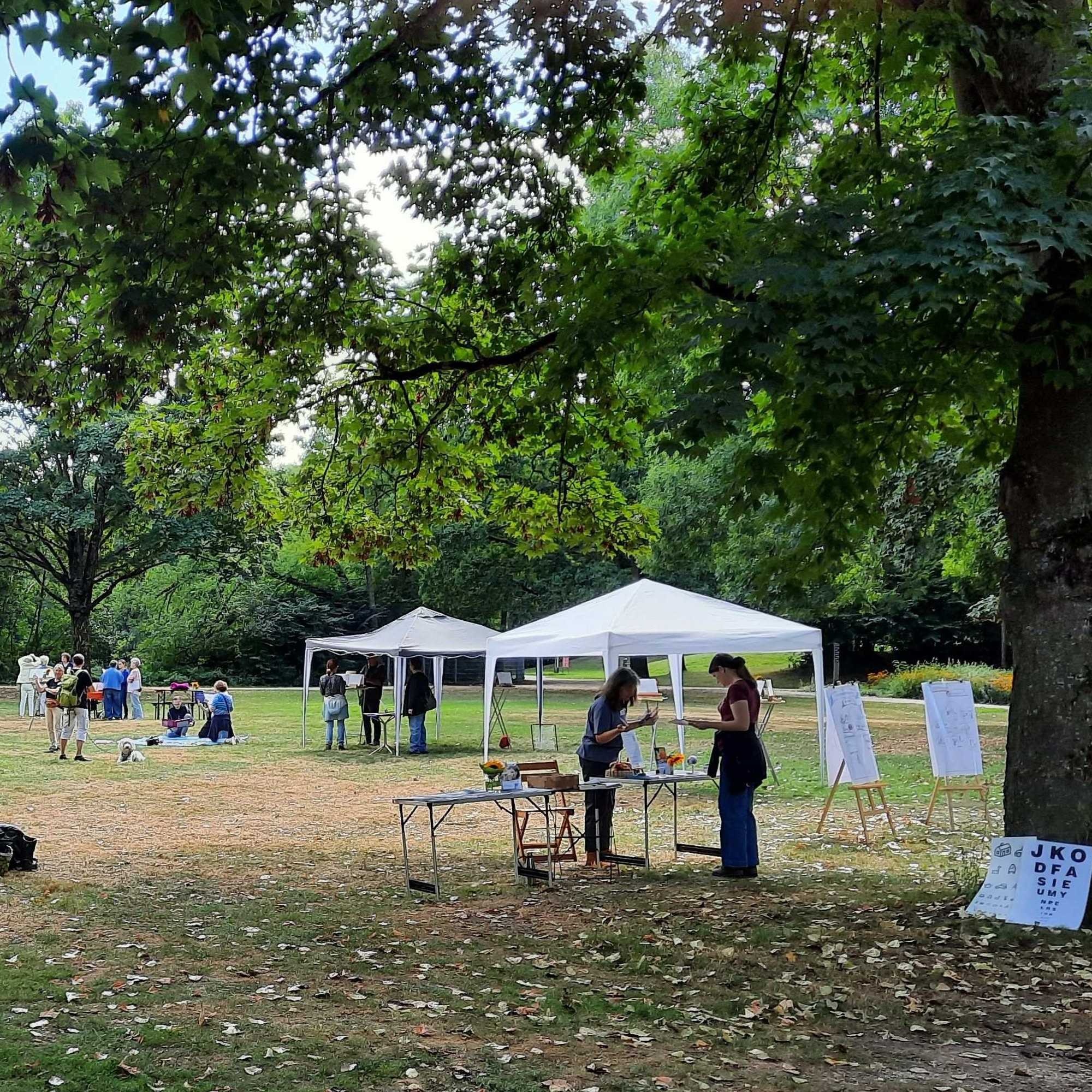 Sport im Park, mehrere Pavillons und Interessenten, die sich über Gesundes Sehen informieren